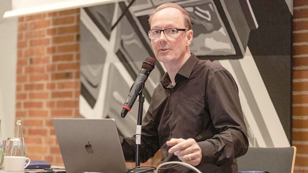 An der Ursulaschule hat Martin Sonneborn sein Abitur gemacht. Dem aktuellen Abi-Jahrgang gewährte er Einblicke in sein Selbstverständnis als Politiker. Foto: Sebastian Dannenberg