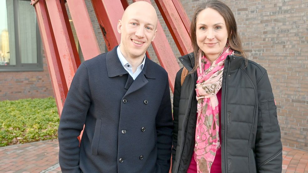 Anja Sanders aus Rhauderfehn ist die Gewinnerin der Weihnachtsaktion des Gewerbevereins „Rhauderfehn hat alles….“. Sie darf sich jetzt über 3333 Euro in bar freuen. Das Foto zeigt die Preisträgerin (rechts) mit Thies Kruse (links), Vorsitzender des Rhauderfehner Gewerbevereins. Foto: Holger Weers