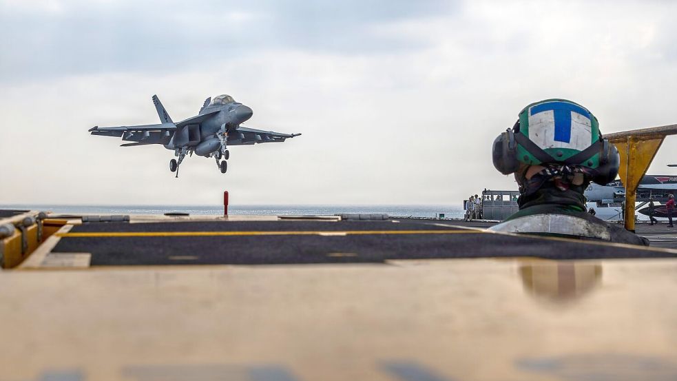 Nach US-Angaben ist der Flugzeugträger „USS Abraham Lincoln“ im Nahen Osten angekommen. (Archivbild) Foto: Seaman Daniel Kimmelman/US Navy/