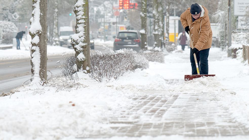 Am Mittwoch mussten wieder die Schneeschieber rausgeholt werden. In den kommenden Tagen wird sich das Wetter voraussichtlich ändern. Foto: Klaus Ortgies