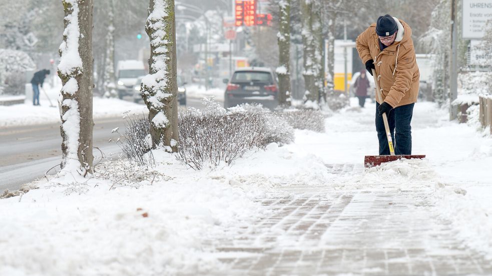 Am Mittwoch mussten wieder die Schneeschieber rausgeholt werden. In den kommenden Tagen wird sich das Wetter voraussichtlich ändern. Foto: Klaus Ortgies