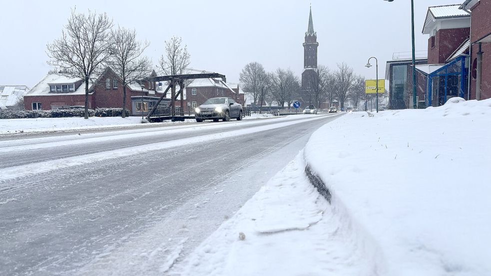 Der Rajen in Rhauderfehn gehört zu den Strecken, um die sich der Landkreis Leer im Winterdienst kümmert. Foto: Carsten Ammermann