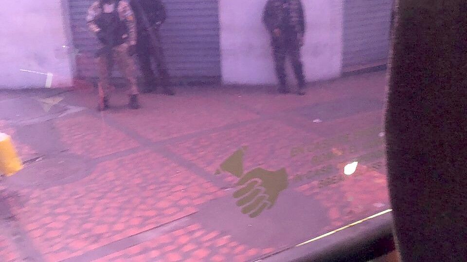 An vielen Straßen der Hauptstadt Venezuelas sind Checkpoints eingerichtet worden. Sicherheitskräfte überprüfen Personalien und Handys – sie sollen auch nach „US-Propaganda“ suchen. Foto: Privat