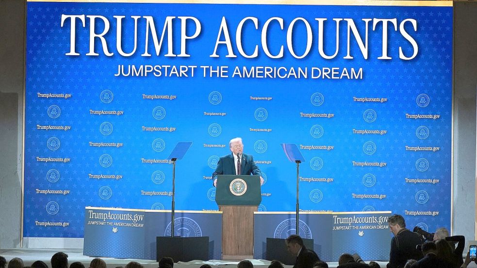 Der US-Präsident machte bei einer Veranstaltung des Finanzministeriums Werbung für die „Trump Accounts“ Foto: Jacquelyn Martin/AP/dpa