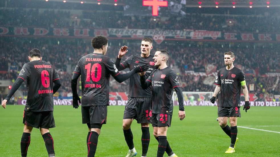 Leverkusen jubelt über das Tor zum 2:0 durch Malik Tillman. Foto: Marius Becker
