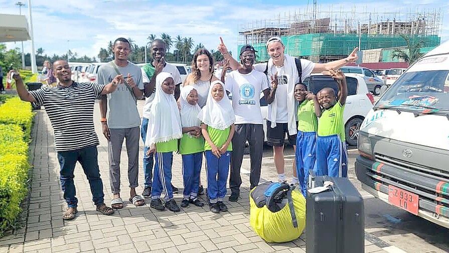 Silas Schwabe besuchte bereits zweimal die Kinder seiner Grundschule auf Sansibar. Foto: Silas Schwabe