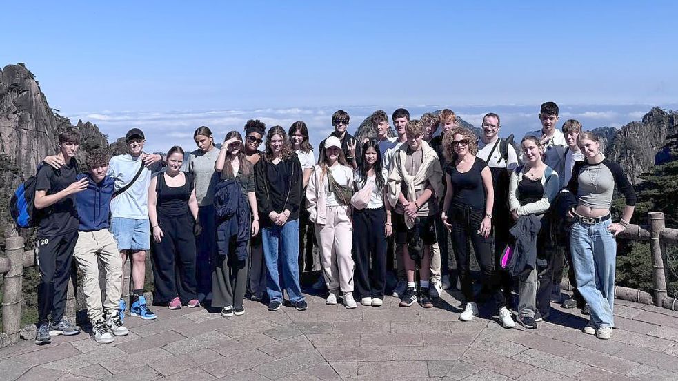 Ein wohl unvergessliches Erlebnis: die Emder Schülerinnen und Schüler im Oktober 2024 im Huangshang-Gebirge (etwa: Gelber Berg). Foto: Heike von Ohr und Konstantin Keppler/JAG