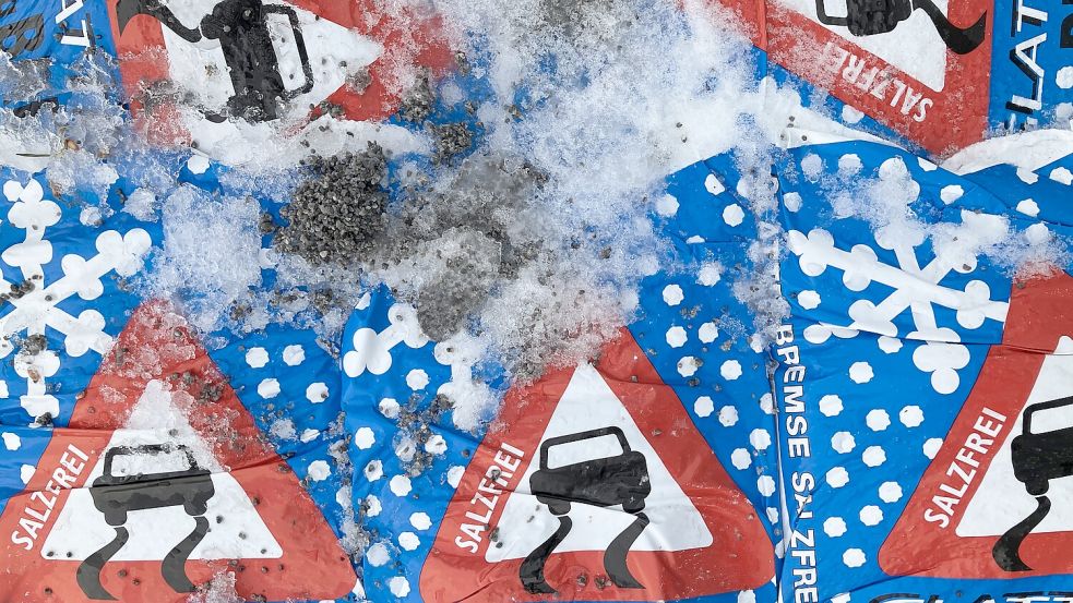 Ab Freitag rechnet Osnabrück mit Schnee. Für Anlieger gilt beim Winterdienst auf Gehwegen: Mit Streusalz ist Vorsicht geboten. Foto: Sebastian Stricker