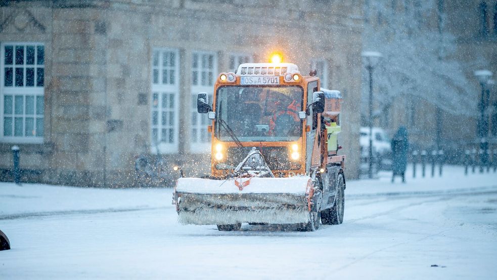 Nach Glatteis folgte Schneefall: In Osnabrück läuft der Winterdienst seit Donnerstag auf höchster Stufe. Foto: Tobias Saalschmidt