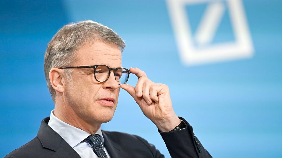 Verspricht nach der Razzia Aufklärung, will sich davon aber nicht bremsen lassen: Deutsche-Bank-Chef Christian Sewing. Foto: Florian Wiegand