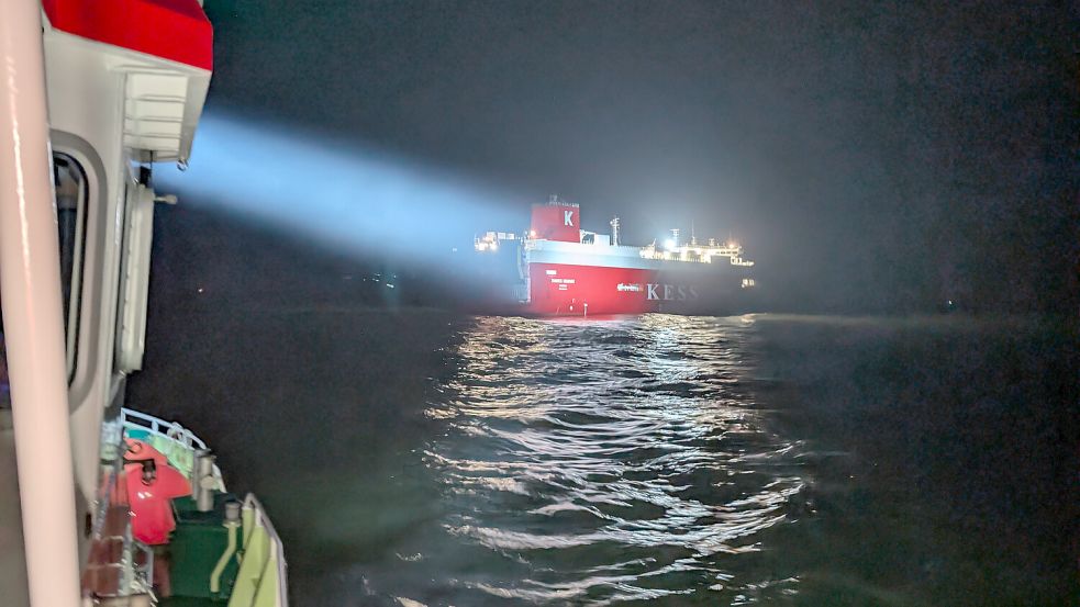 Eine Aufnahme von Bord der „Hamburg“ gegen 0.25 Uhr. Das Foto zeigt den Suchscheinwerfer des Borkumer Seenotrettungskreuzers auf den Havaristen gerichtet. Foto: Die Seenotretter – DGzRS