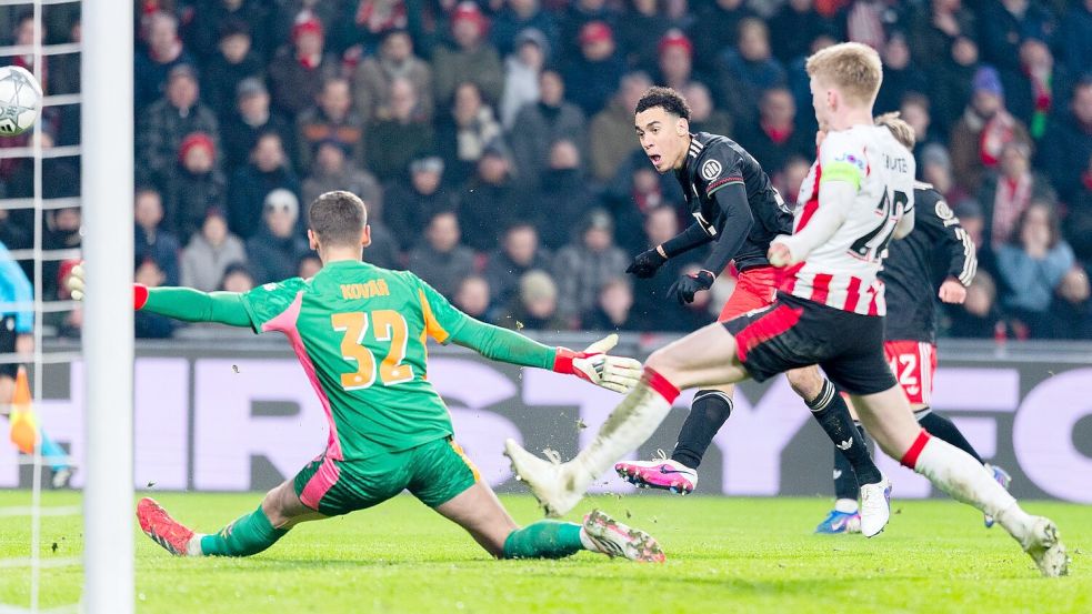 Der Glücksmoment: Jamal Musiala (M) erzielt sein Comeback-Tor zum 1:0. Foto: Rolf Vennenbernd