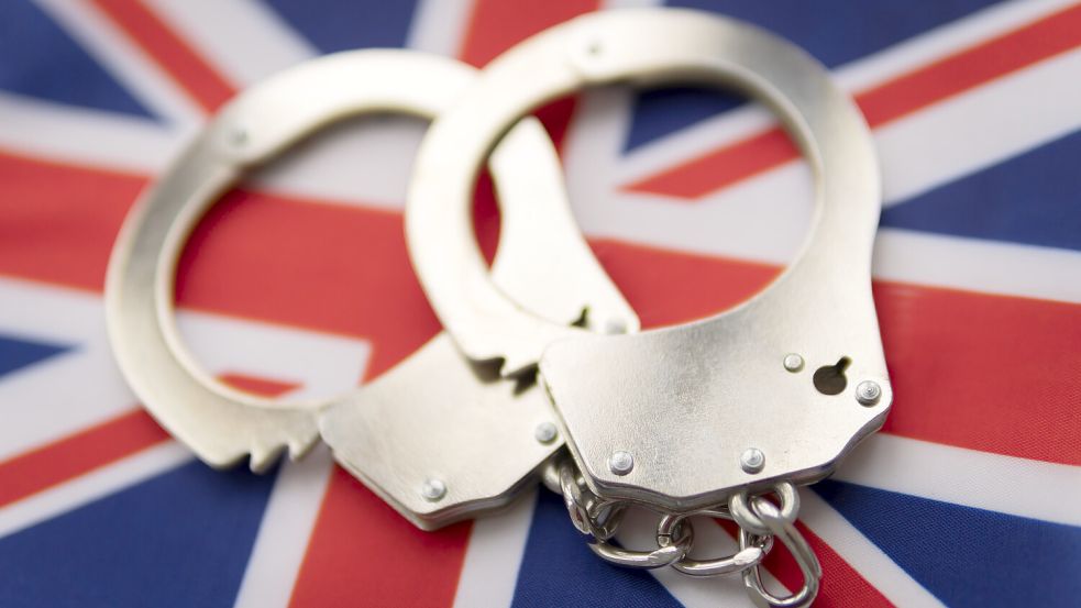 Beim angeklagten Briten und seinen Komplizen klickten bereits 2022 die Handschellen – jetzt wurden sie verurteilt. Foto: IMAGO / Pond5 Images