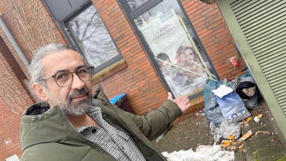 Diese Müllsäcke hat Hasan Hamadeh bereits vor Wochen vor seinem Friseursalon aufgefunden. Das Fenster dahinter wurde schon vor einiger Zeit beschädigt. Foto: Lars Löschen