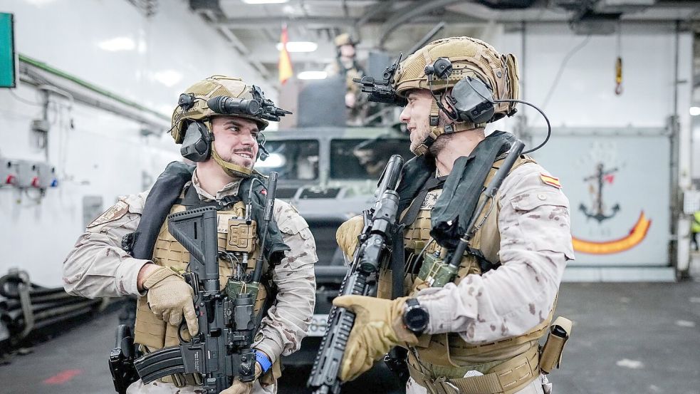 Spanische Soldaten auf dem Flagschiff „Bastille“ üben das Aus- und Beladen von Fahrzeugen. Foto: Kay Nietfeld/dpa