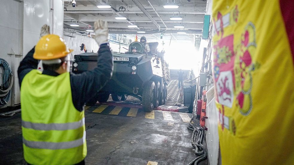 Ein Panzer wird vom Flagschiff auf ein Landeboot verladen. Foto: Kay Nietfeld/dpa