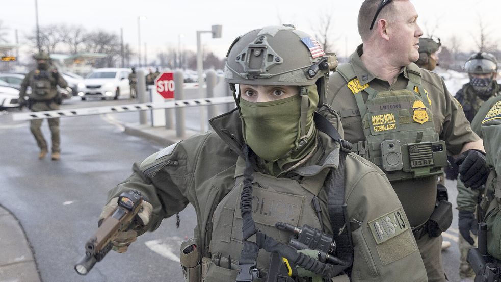 Laut der ecuadorianischen Regierung haben Agenten der Einwanderungspolizei „ICE“ versucht, in das Konsulat des südamerikanischen Landes in Minneapolis einzudringen. Foto: IMAGO/Anadolu Agency