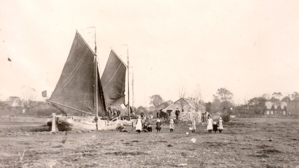 1906 entstand diese Fotografie des sogenannten Hafens der Ortschaft Breinermoor. Foto: Archiv