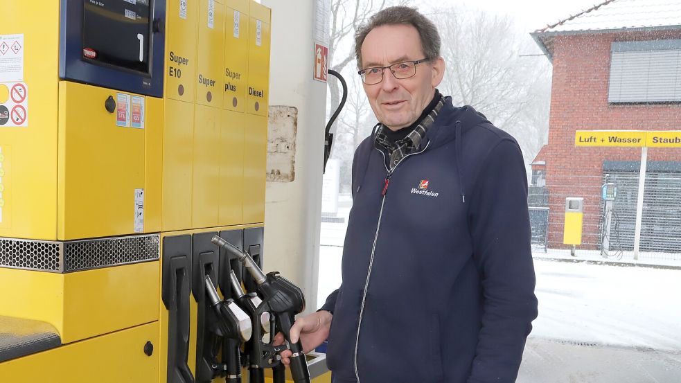 Seit 50 Jahren ist Karl Wernke Tankwart an der Tankstelle in Barßel und schätzt den Kontakt zu den Kunden. Foto: Hans Passmann