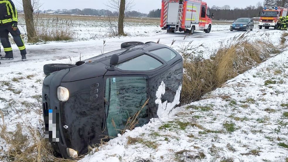 Der Renault Twingo blieb auf der Fahrerseite im Graben liegen. Foto: Feuerwehr, Cassens