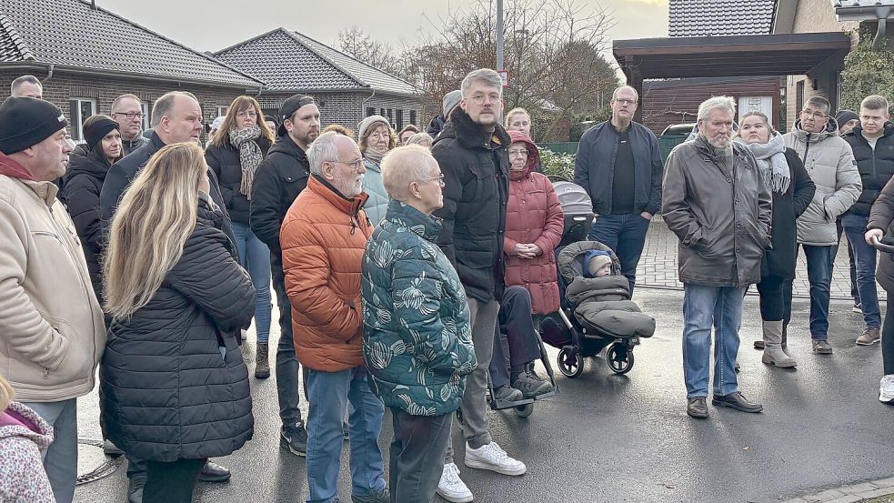 In Flachsmeer nahmen Ende Dezember 2025 mehr als 50 Bürger an einer Protestaktion gegen ein größeres Bauprojekt teil. Foto: Carsten Ammermann