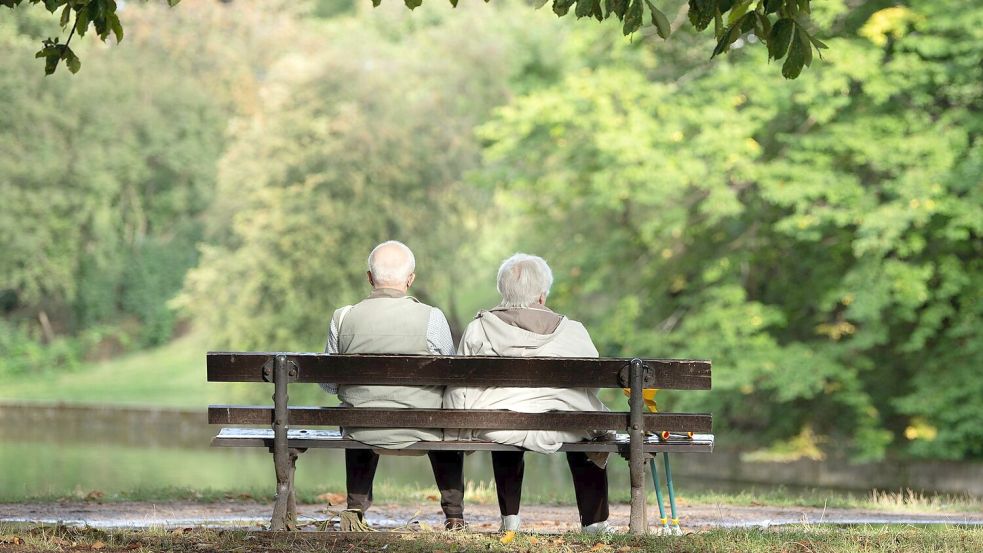 Zwei Rentner sitzen auf einer Bank. Foto: Sebastian Kahnert