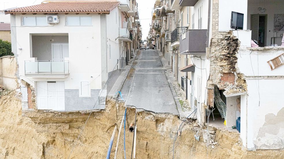 Gefährdete Häuser und beschädigte Straßen in dem vom Erdrutsch betroffenen Gebiet in Niscemi. Foto: Andrea Petrelli