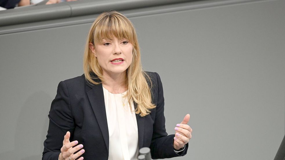 Die fluchtpolitische Sprecherin der Linksfraktion, Clara Bünger, rät der Bundesregierung Schutzsuchenden in Deutschland grundsätzlich den Weg in ein dauerhaftes Bleiberecht zu eröffnen. (Archivbild) Foto: Niklas Graeber