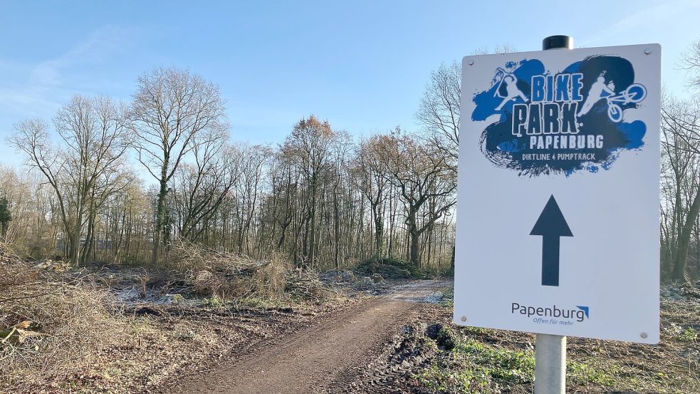 Durch die Fläche führt ein Weg zum Bike-Park Papenburg.