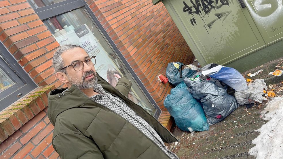 Mehrere Müllsäcke und ein kaputtes Fenster: Friseur Hasan Hamadeh aus Leer fühlt sich allein gelassen. Foto: Lars Löschen
