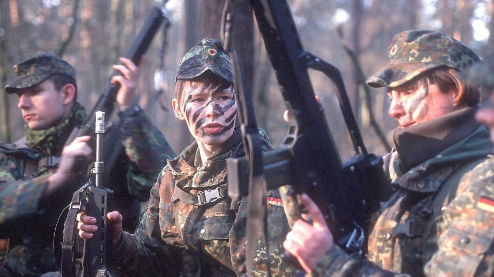 Frauen gibt es bei der Bundeswehr schon lange: Dieses Foto aus dem Jahr 2001 zeigt Soldatinnen in der Grundausbildung. Laut der Frauenunion soll das Potenzial verstärkt genutzt werden. Foto: dpa/Markus Matzel