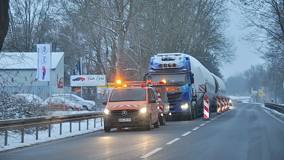 Die Straßenmeisterei sicherte das Fahrzeug mit Baken. Foto: Bodo Wolters