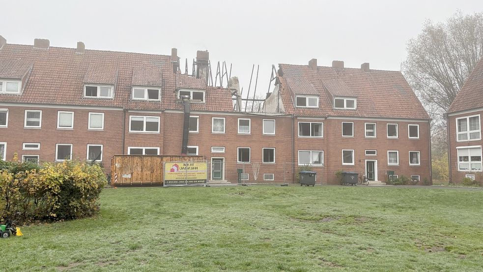 Durch das Feuer wurde eines der Häuser besonders stark beschädigt. Foto: Jonas Bothe/Archiv
