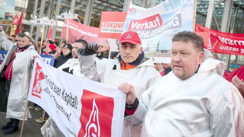 „Der Mensch gehört in den Mittelpunkt - nicht die Rendite!“: Beschäftigte von Thyssenkrupp fordern von der Aktionären den Verzicht auf eine Dividende. Foto: Bernd Thissen