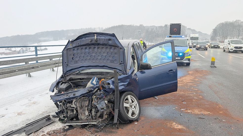 Auf schneeglatter Fahrbahn geriet auf der A1 ein Opel ins Schleudern und wurde völlig zerstört. Foto: NWM-TV