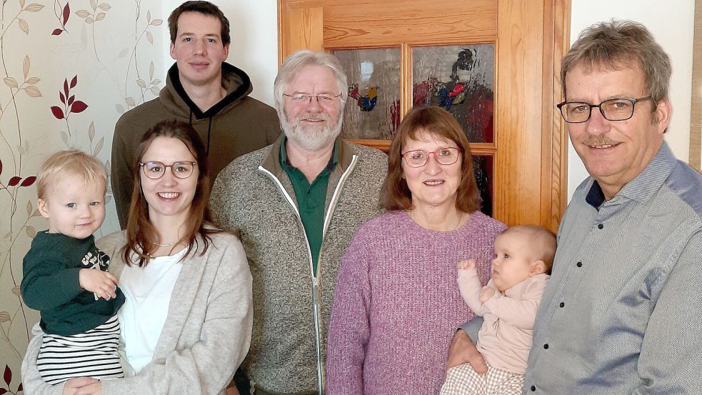 Dierka Janssen, Tammo Hinken, Helga und Wiard Meyer haben die Details des Heimatabends in Potshausen mit Hinrich Heselmeyer vom Heimatverein (Mitte) besprochen. Foto: Hinrich Heselmeyer