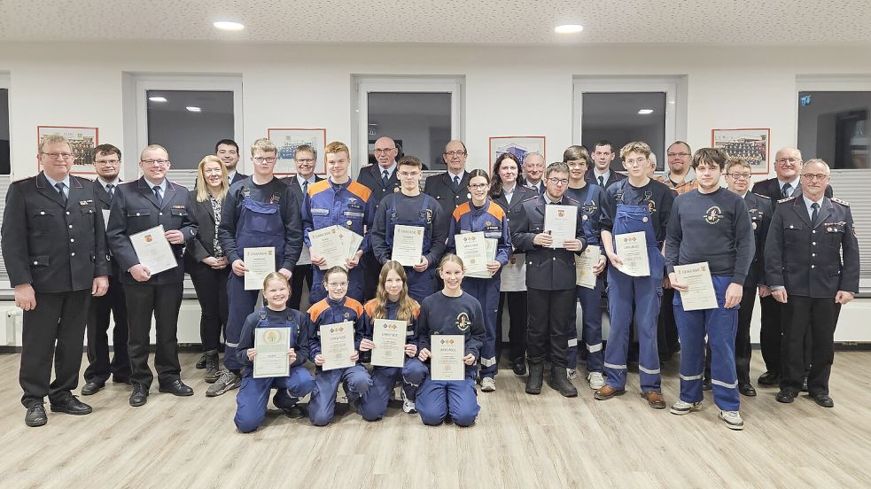 Die Feuerwehr Holterfehn und ihre Gäste auf der Jahreshauptversammlung (hintere Reihe, von links): Hendrik Willms, Artem Sniehur, Michael Buß, Horst Kampen, Hinrich Steenhoff, Bernard Meurer, stellvertretender Ortsbrandmeister Dennis Wachsmann, Uwe Wagner, Ordnungsamt-Vertreter Markus Luiking, Frank Wietjes und Johannes Baumfalk sowie (mittlere Reihe, von links): Ortsbrandmeister Jörg Ahrenholz, Gemeindebrandmeister Markus Ahrenholz, Tina Bents, Thorben Amsel, Nils Buse, Kiran Bußkohl, Jana Linda Schmidt, Luca Kerbel, Tammo Kasperszyk, Bjarne-Stian Hülsebus, Jonas-Noel Beckmann und Alfred Kramer. Vorne knien (von links): Inga Buß, Hannah Kasperszyk, Laura Spanjer und Alina Spanjer. Foto: Feuerwehr/Dennis Wachsmann