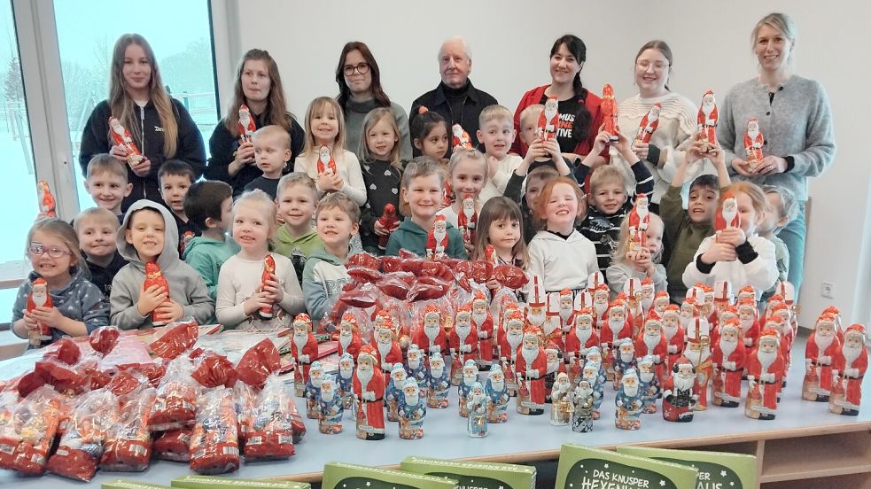 Weihnachtsmänner schmecken den Jungen und Mädchen vom Kindergarten Bohlendamm auch im Januar sehr gut. Foto: Clarissa Scherzer