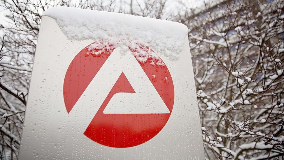 Schnee liegt auf einer Stele mit dem Logo der Bundesagentur für Arbeit. Zu Jahresbeginn ist die Arbeitslosigkeit weiter gestiegen. Symbolfoto: dpa