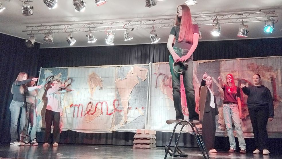 „Ene mene muh, und raus bist du!“ Dieser bekannte Abzählreim wird verwendet, um im Spiel Personen auszuwählen. Auf wen der Finger am Ende des Reims zeigt, ist raus. Foto: Clarissa Scherzer