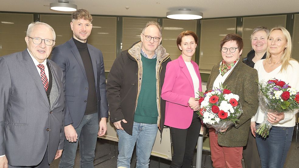 Die bisherige Vorsitzende des Fördervereins des AMG Friesoythe, Hedwig Nienaber (5. v. l.), gratuliert ihrer Nachfolgerin Ulrike Plaggenborg-Schölzel (Mitte) zur Wahl. Weiter von links: Johannes Beermann, Felix Immken, Peter Stelter, Silke Kerkering, Elisabeth Schölzel-Plaggenborg. Foto: Hans Passmann