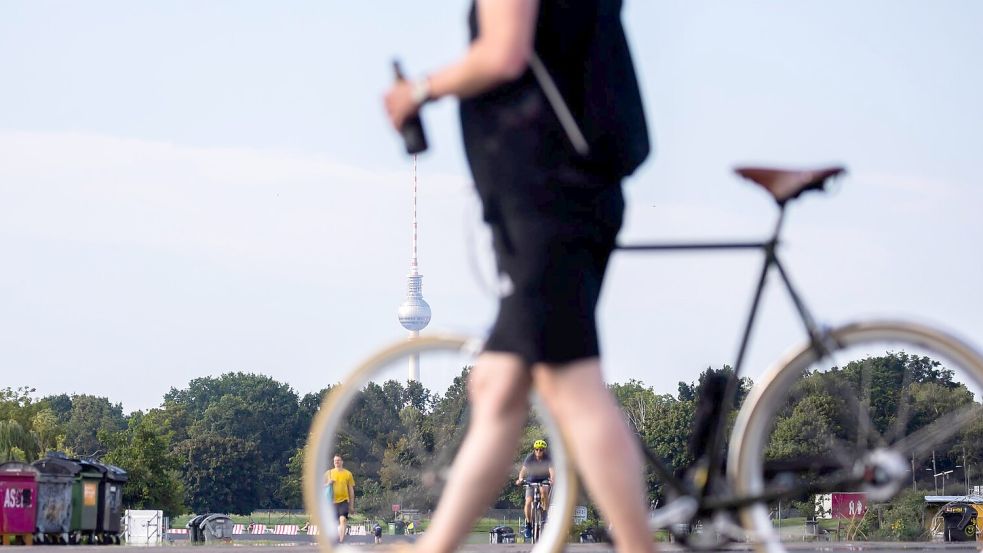 Bisher dürfen Radfahrer und -fahrerinnen mit bis zu 1,6 Promille Alkohol im Blut unterwegs sein, sofern sie keinen Unfall bauen oder Ausfallerscheinungen haben. (Symbolbild) Foto: Christoph Soeder/dpa