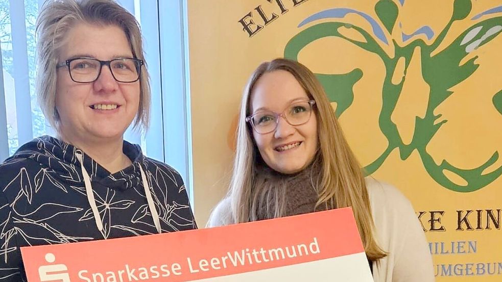 Andrea Meiners (links) überreichte den symbolischen Scheck an Carina Hartmann. Foto: Privat