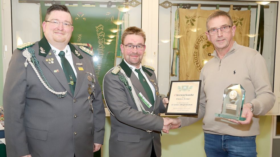 Der Vorstand des Kleinkaliberschützenvereins Barßelermoor (von links) Maik Kamphaus und Carsten Hillebrand ehrte Thomas Kröger für seine 50-jährige Mitgliedschaft. Foto: Hans Passmann