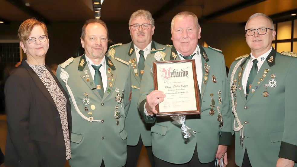 Auf dem Winterfest der Schützengilde wurde Klaus-Dieter Kröger (4. von links) als Sportschütze des Jahres von den Vorstandsmitgliedern (von links) Annette Brinkmann, Andreas Bohnen, Michael Nitschke und (rechts) Egbert Gröneweg geehrt. Foto: Hans Passmann