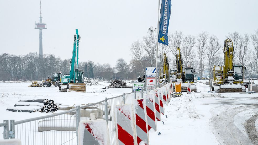 Die Bagger sind im Gewerbegebiet vor Ort. Foto: Klaus Ortgies