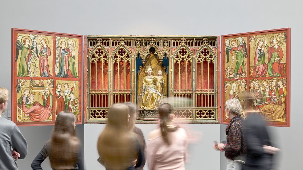 Der neue Star im Frankfurter Städel: Altenberger Altar, ca. 1330 mit Thronender Muttergottes, Köln, um 1320/1330, in einer Ausstellungsansicht aus dem Sammlungsbereich Alte Meister. Foto: Städel Museum – Norbert Miguletz