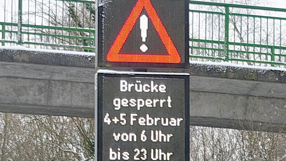 Die Jann-Berghaus-Brücke über die Ems wird während eines Warnstreiks hochgeklappt bleiben. Foto: Bodo Wolters