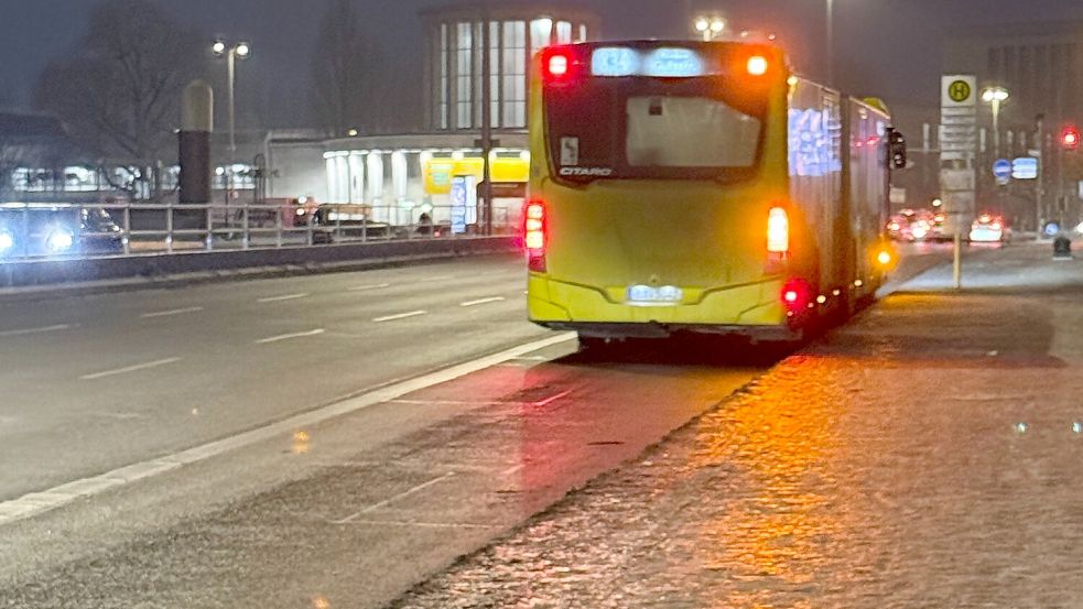 Auch fünf Tage nach dem Eisregen eignen sich Berlins Bürgersteige perfekt zum Schlittschuhlaufen. Foto: Tobias Schmidt