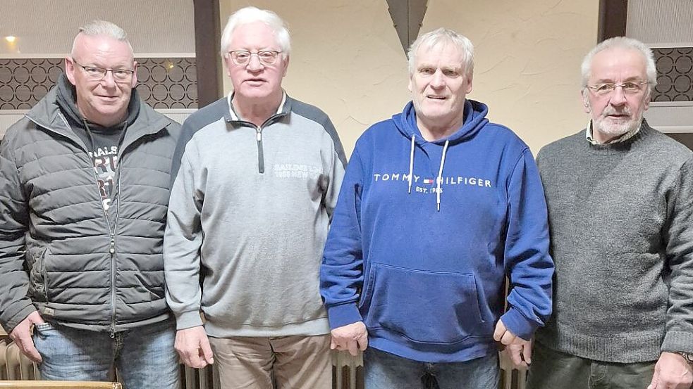 Die Geehrten stellten sich zum Gruppenbild auf. Das Foto zeigt (von links) Pokalsieger Gerold Ehlers, Vereinsmeister Johann Stamm, den Drittplatzierten Manfred Nordbrock und den Zweitplatzierten Peter Landeck. Foto: Skatverein Westoverledingen/Walter Borghardt